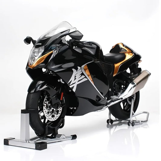Moto miniature Suzuki Hayabusa 1/6 noire sur fond blanc avec fonctions interactives : insertion et rotation de la clé, feux avant et arrière allumés, fumée des pots d’échappement, démontrant l’expérience sonore et lumineuse avancée par rapport aux modèles classiques.