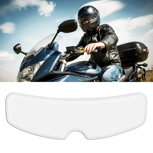 Motard équipé d’un casque, avec visuel du film anti-buée en présentation produit.