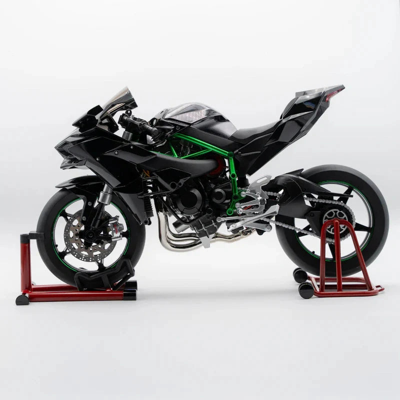 Vue complète de la Kawasaki H2R miniature avec béquilles avant et arrière.