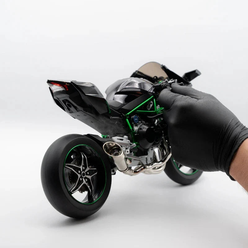 Vue arrière de la Kawasaki H2R miniature sur fond blanc.
