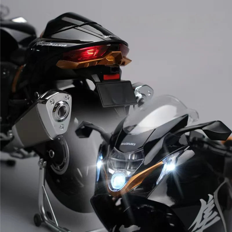 Photo de la moto miniature Suzuki Hayabusa 1/6 noire avec feux avant et arrière allumés, montrant le réalisme des LEDs et l’effet lumineux amélioré par rapport aux modèles standards.