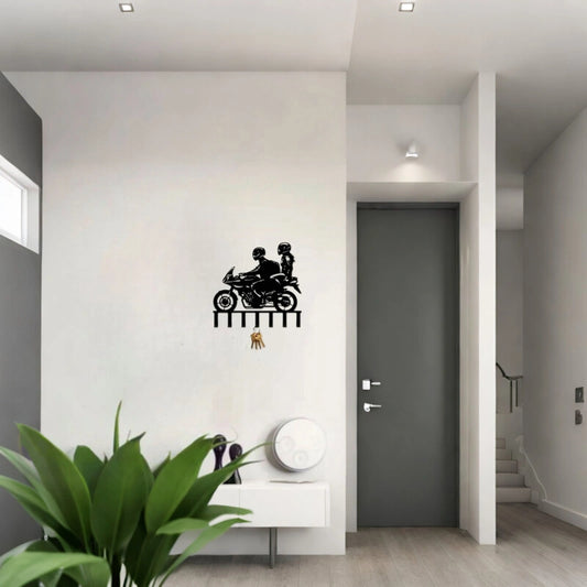 Porte-clés mural duo motard dans un intérieur moderne