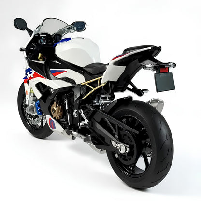 Photo de la moto BMW S1000RR miniature montrant les détails de son design sportif sur un fond photoshoot.