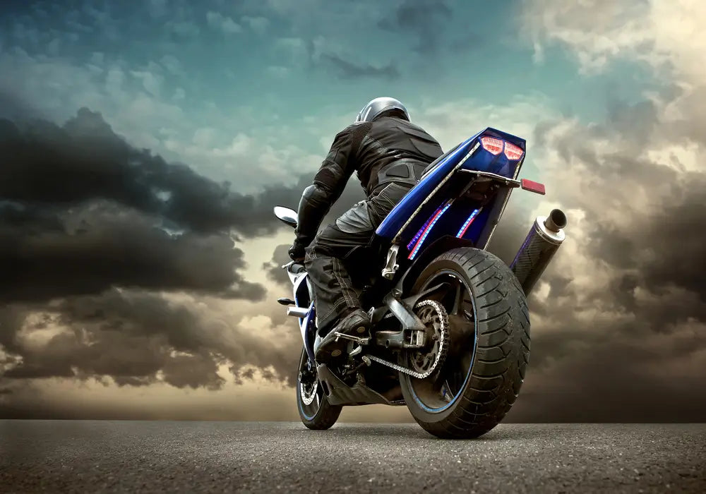 Motard sur moto bleue stylée – CrazyBikeLife, boutique d’équipements moto