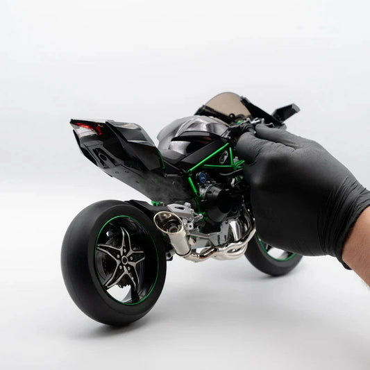 Vue arrière de la Kawasaki H2R miniature sur fond blanc.