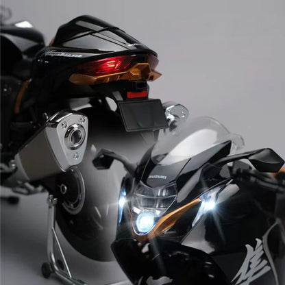 Photo de la moto miniature Suzuki Hayabusa 1/6 noire avec feux avant et arrière allumés, montrant le réalisme des LEDs et l’effet lumineux amélioré par rapport aux modèles standards.