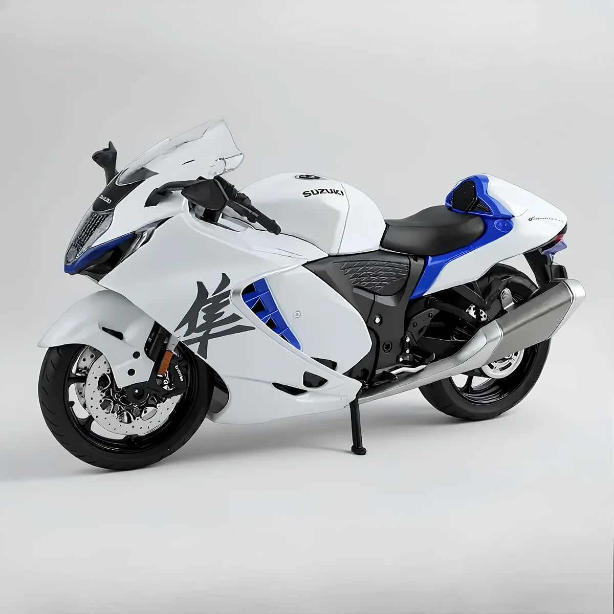 Miniature moto Suzuki Hayabusa blanche échelle 1:9 - Vue latérale droite avec chaîne fonctionnelle et suspension articulée