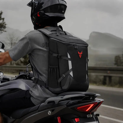 Motard portant un sac à dos Motocentric en situation réelle sur une moto