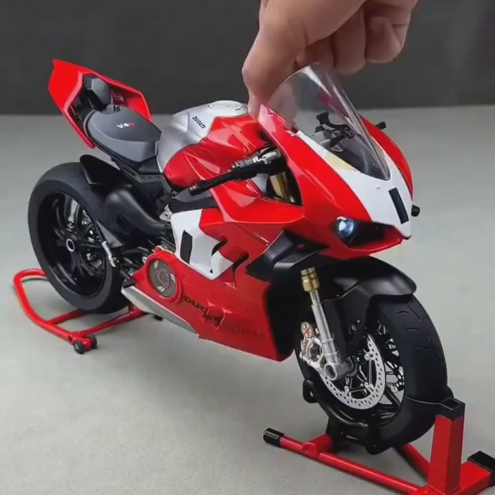 Vidéo montrant les fonctions interactives de la moto Ducati Panigale miniature, y compris le remplissage d'eau, le démarrage, et l'allumage des feux.