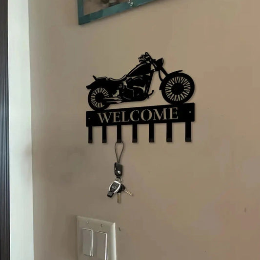 Zoom sur le support MOTO CUSTOM fixé au mur avec une clé – style brut